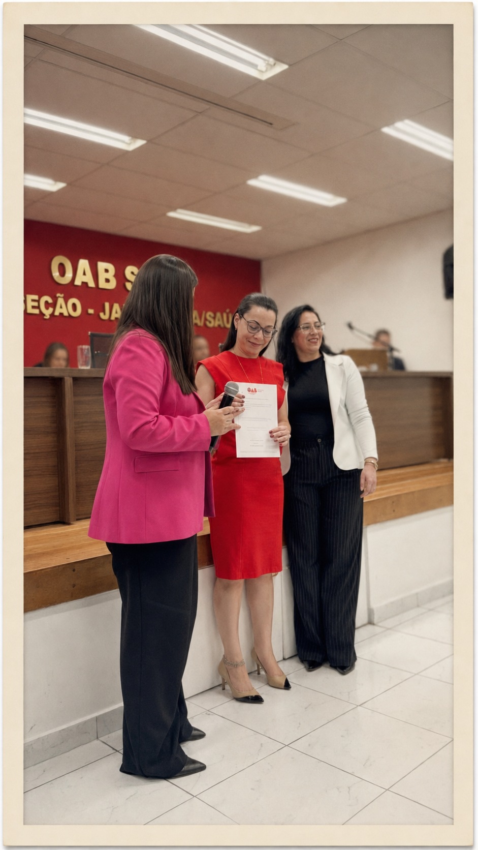 Paloma Correia em evento institucional da OAB/SP, ao lado de colegas advogadas.